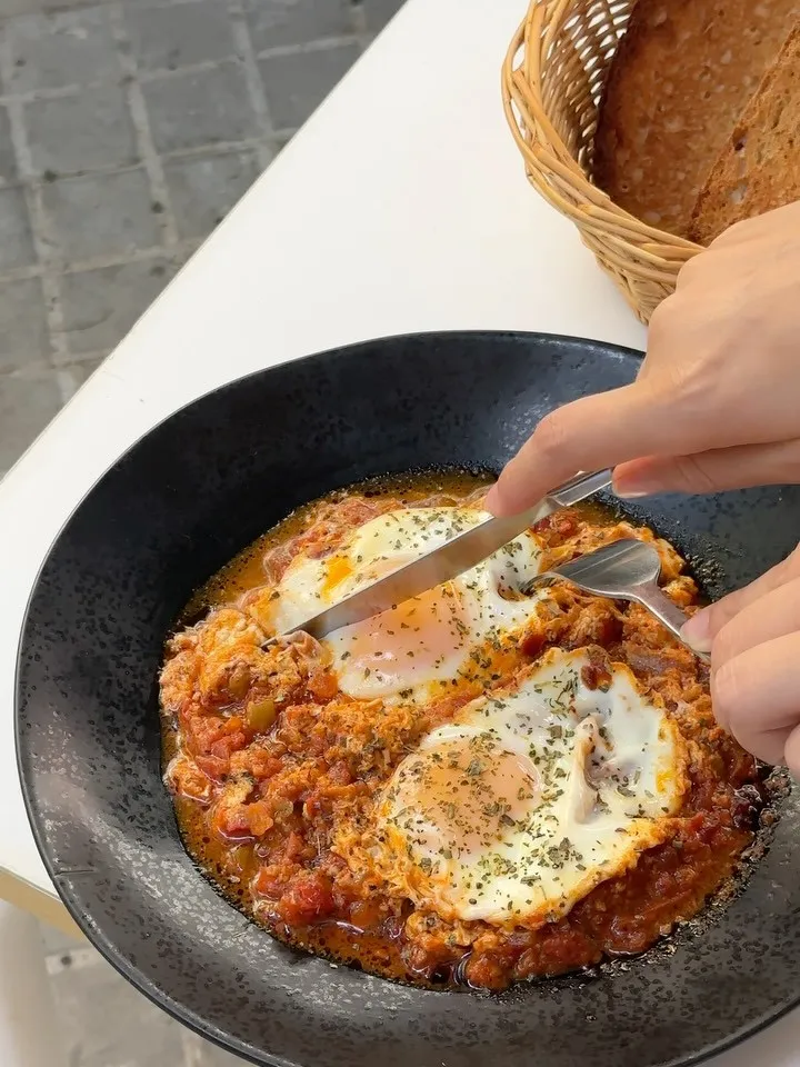 Shakshuka tunisiana en una paella negra